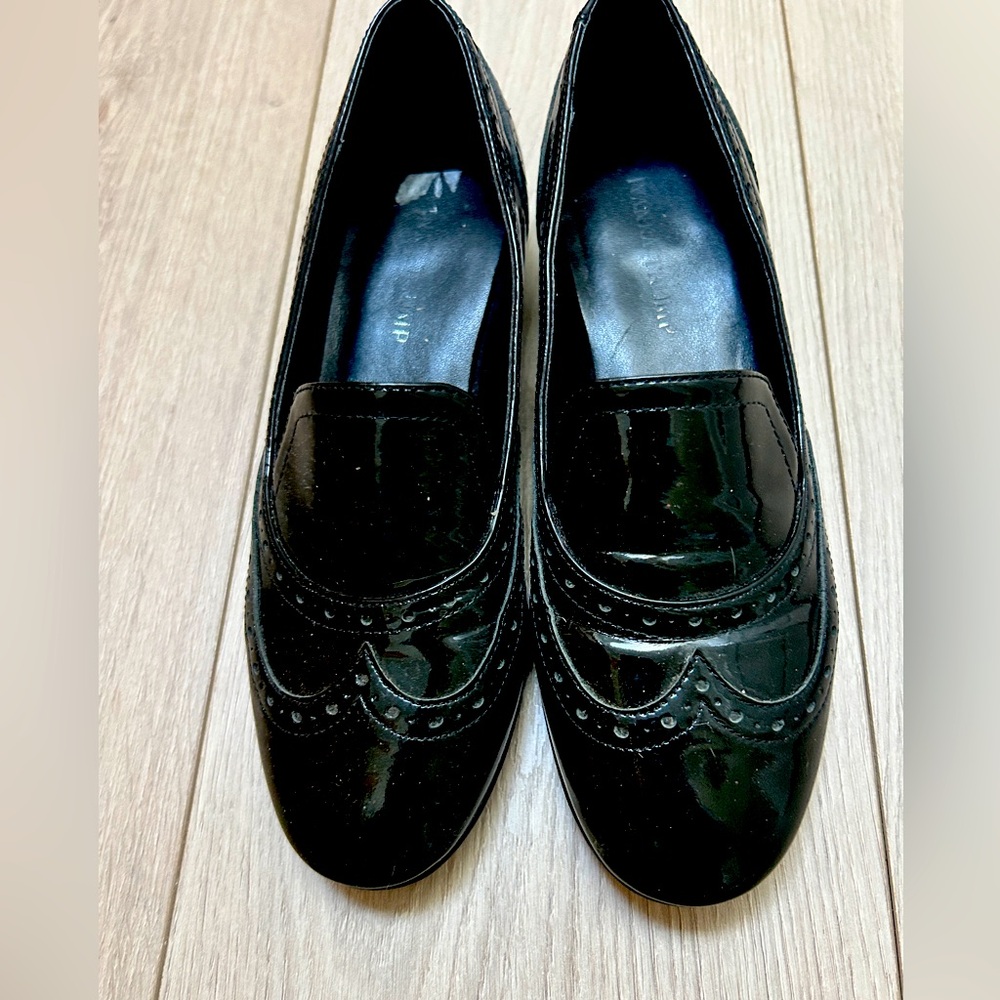 IVANKA TRUMP size 8 B black classic patent leather wing tip loafers